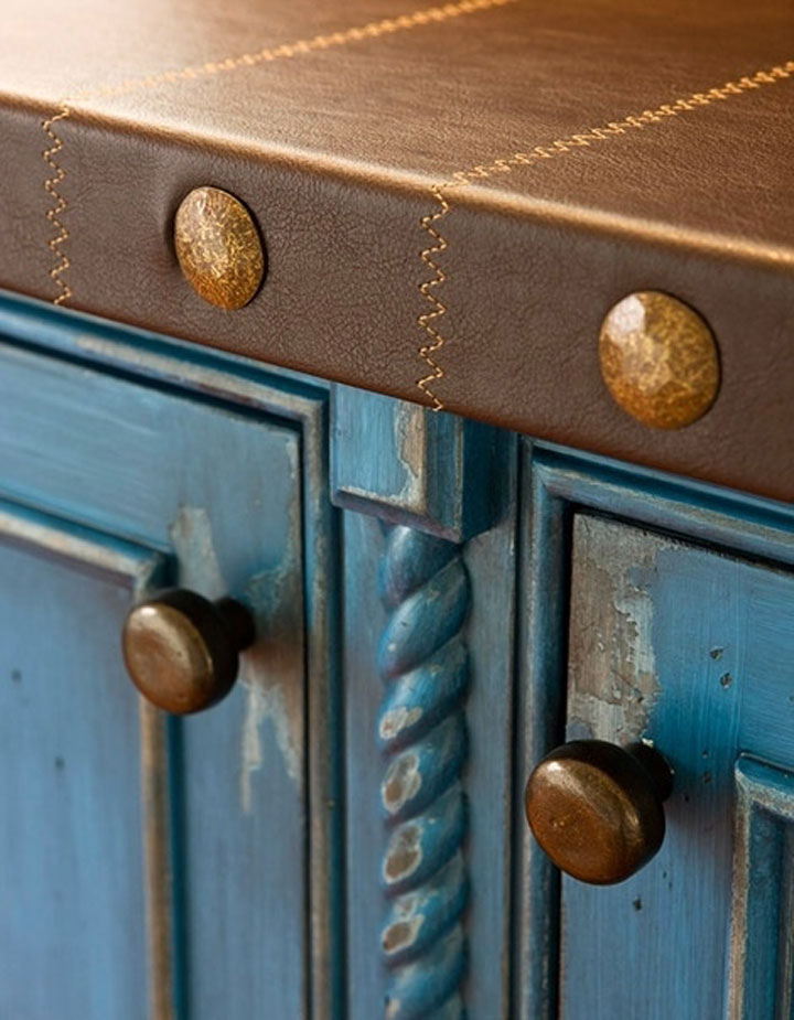kast met leder bekleed
