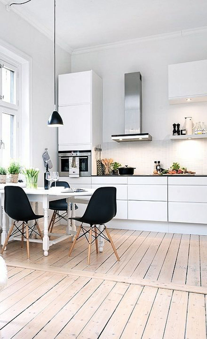 witte keuken met hoge plafonds