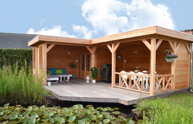 tuinoverkapping in hout naast vijver
