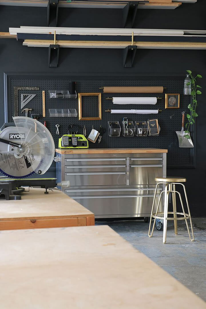 garage werkplaats met metalen opbergkast met houten blad op wieltjes