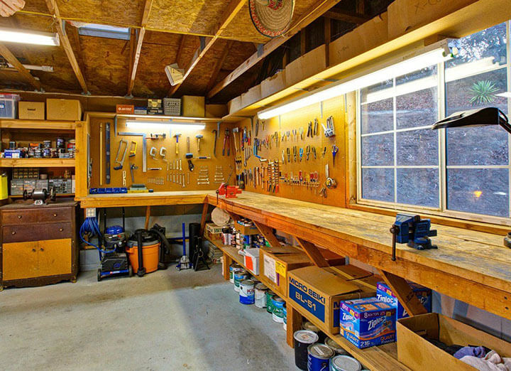 garage als werkplaats met houten werkbanken