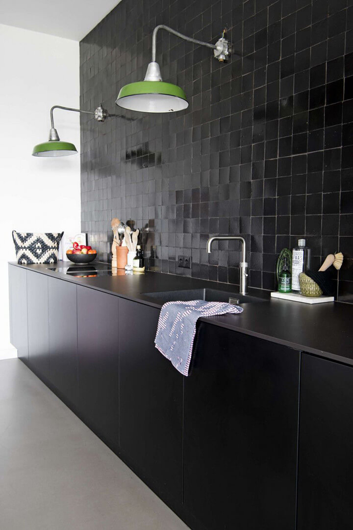 glanzend zwarte keuken met zelliges spatwand