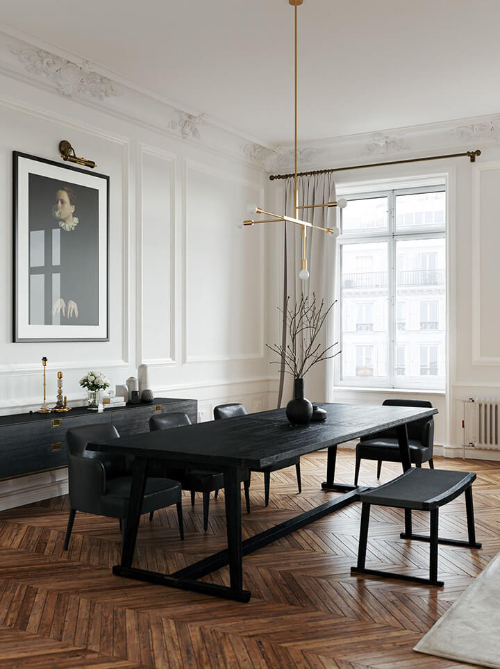 eetkamer met zwarte houten tafel, zwarte stoelen, hoge plafonds, messing hanglamp