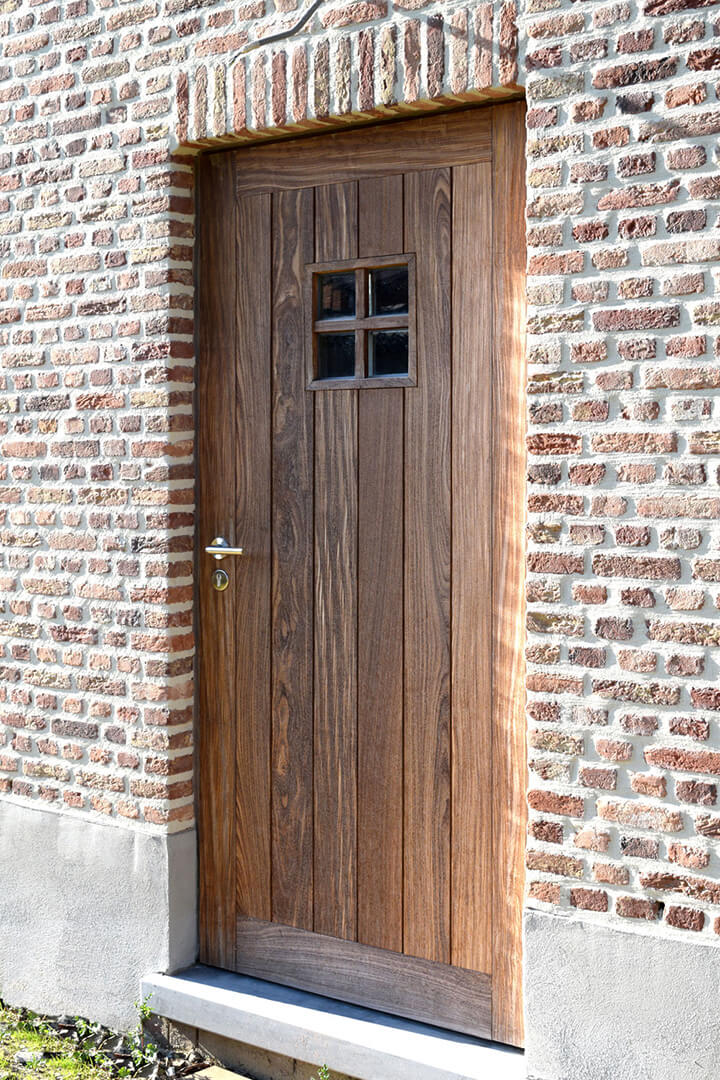 houten voordeur met raampje