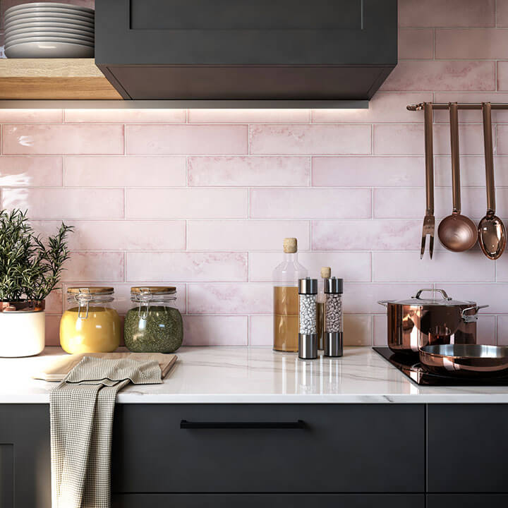 roze metrotegel in keuken