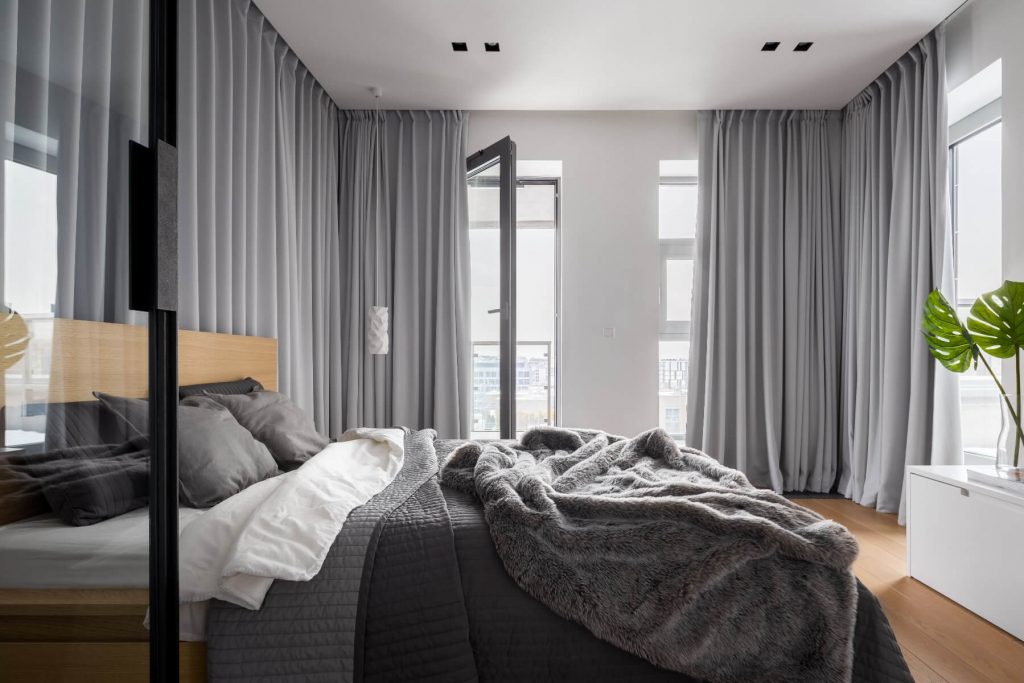 raamdecoratie slaapkamer grijze gordijnen tot aan de grond