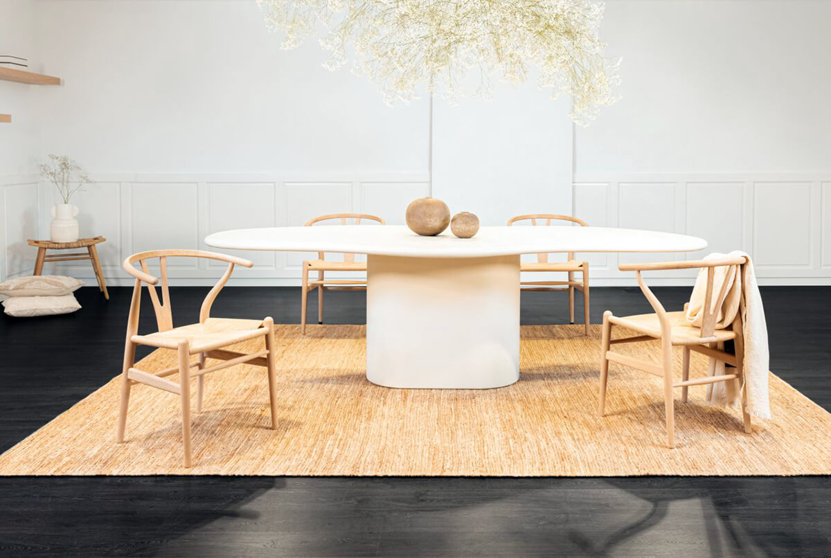 microcement tafel met houten stoelen
