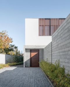 moderne villa met muur in plankenbeton