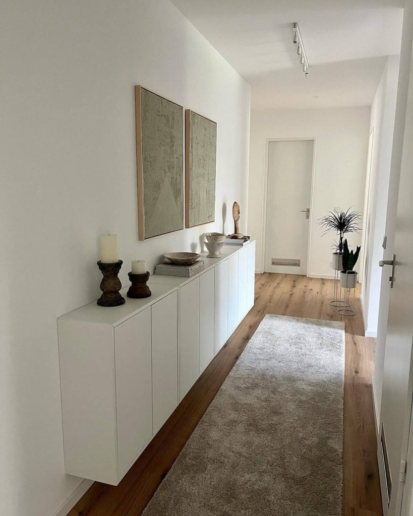 entree inkom wandkast wit en tapijt