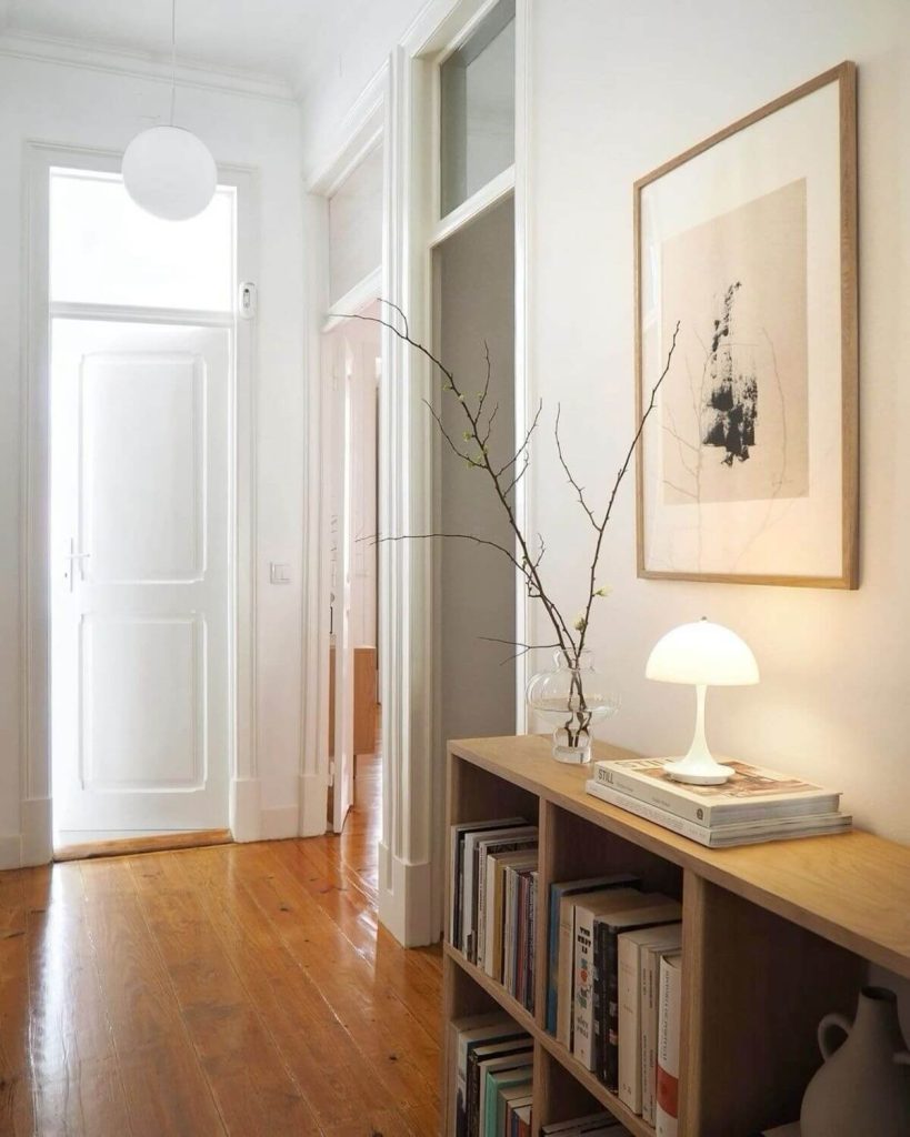 kast in hal met tafellamp