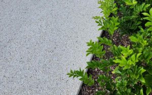 uitgewassen beton op terras en oprit